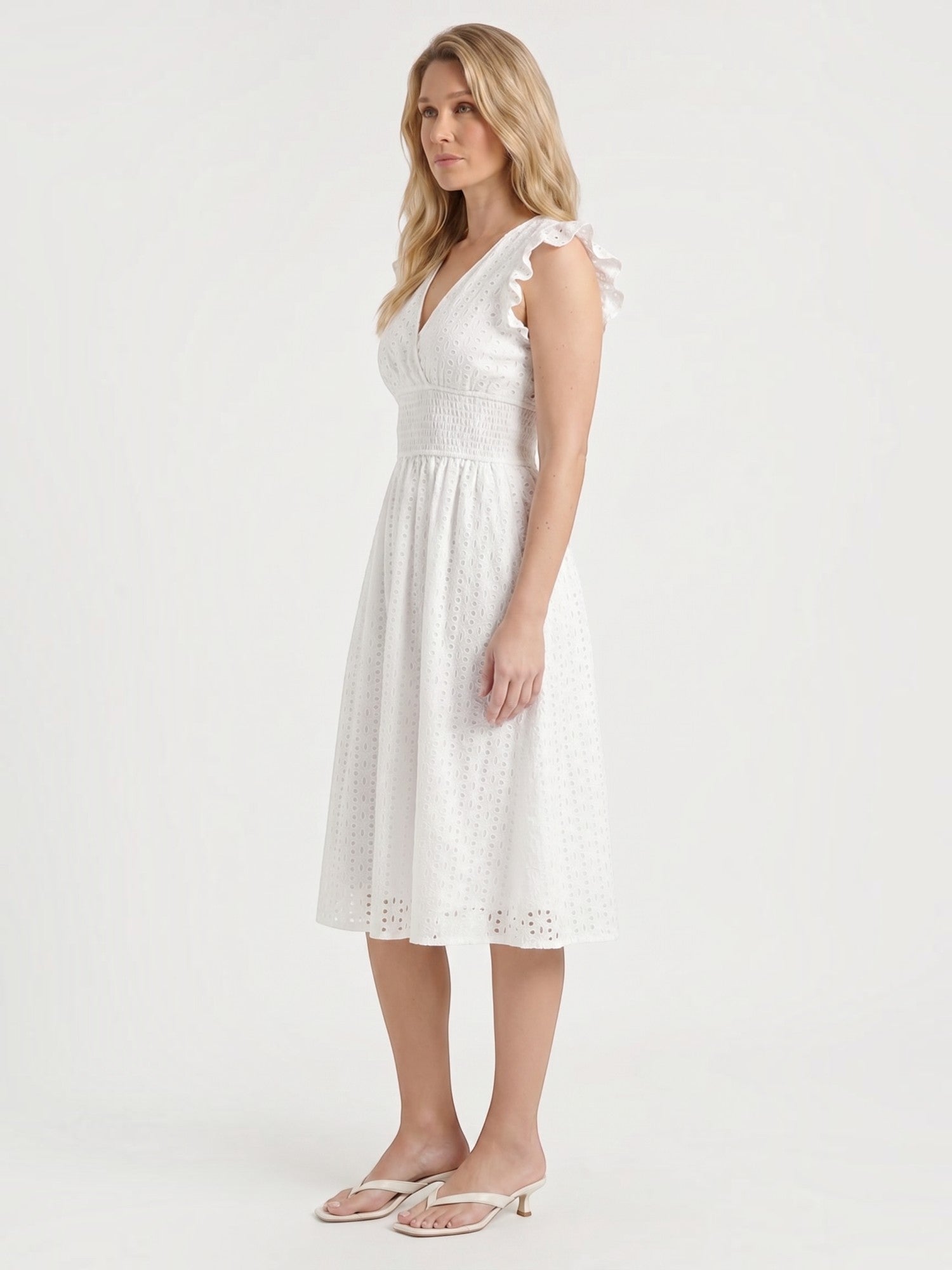 Florence Midikleid mit Lochstickerei und Rüschenträgern