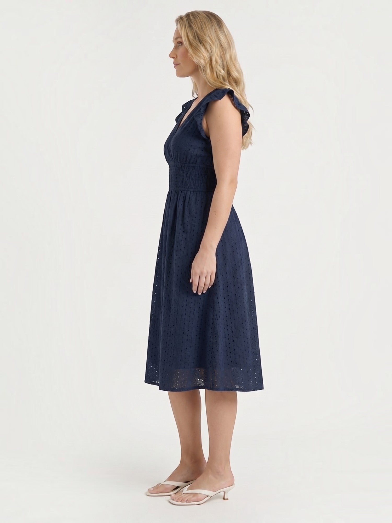 Florence Midikleid mit Lochstickerei und Rüschenträgern