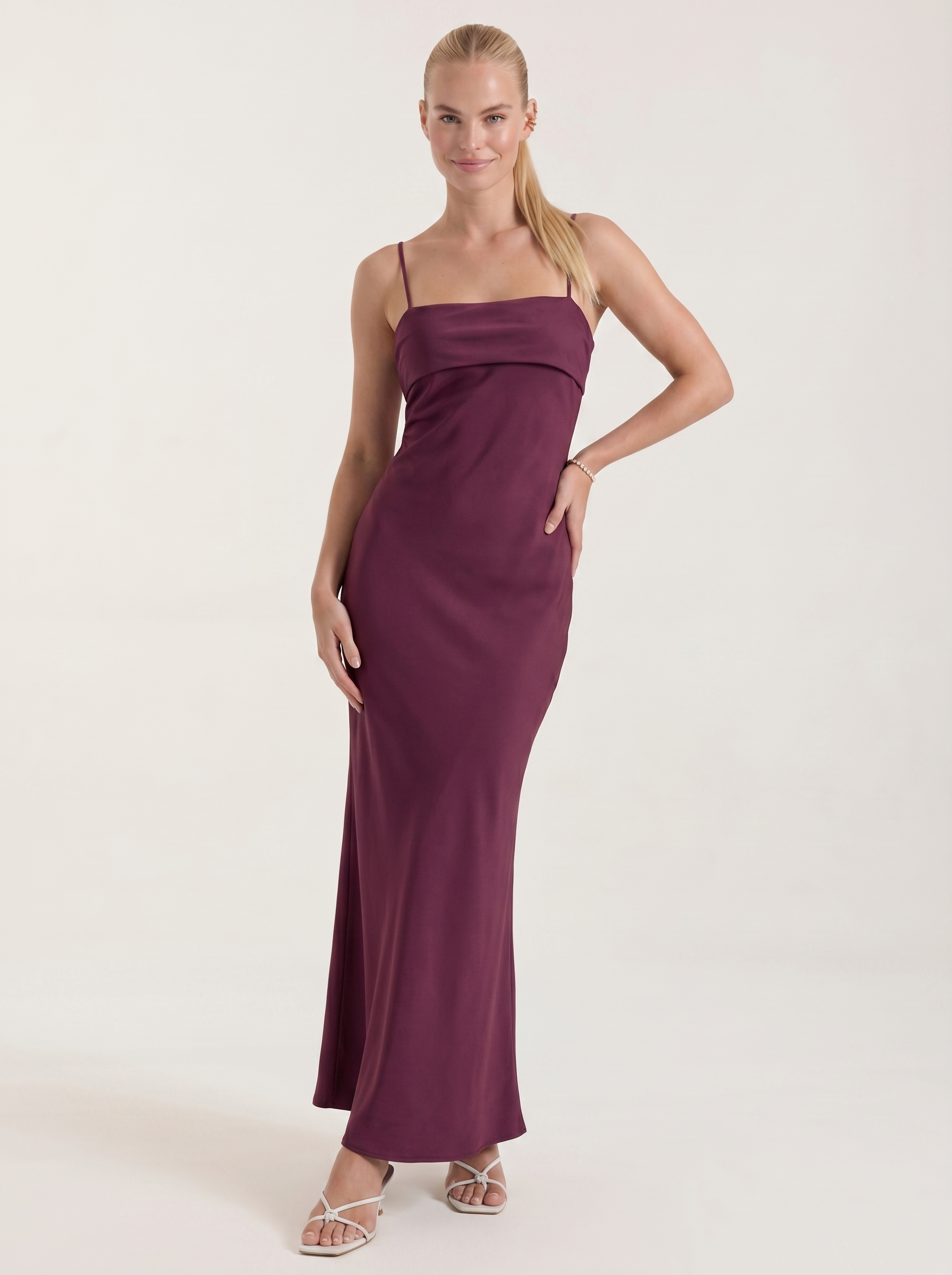 Dale Maxikleid mit Spaghettiträgern und schmaler Linie