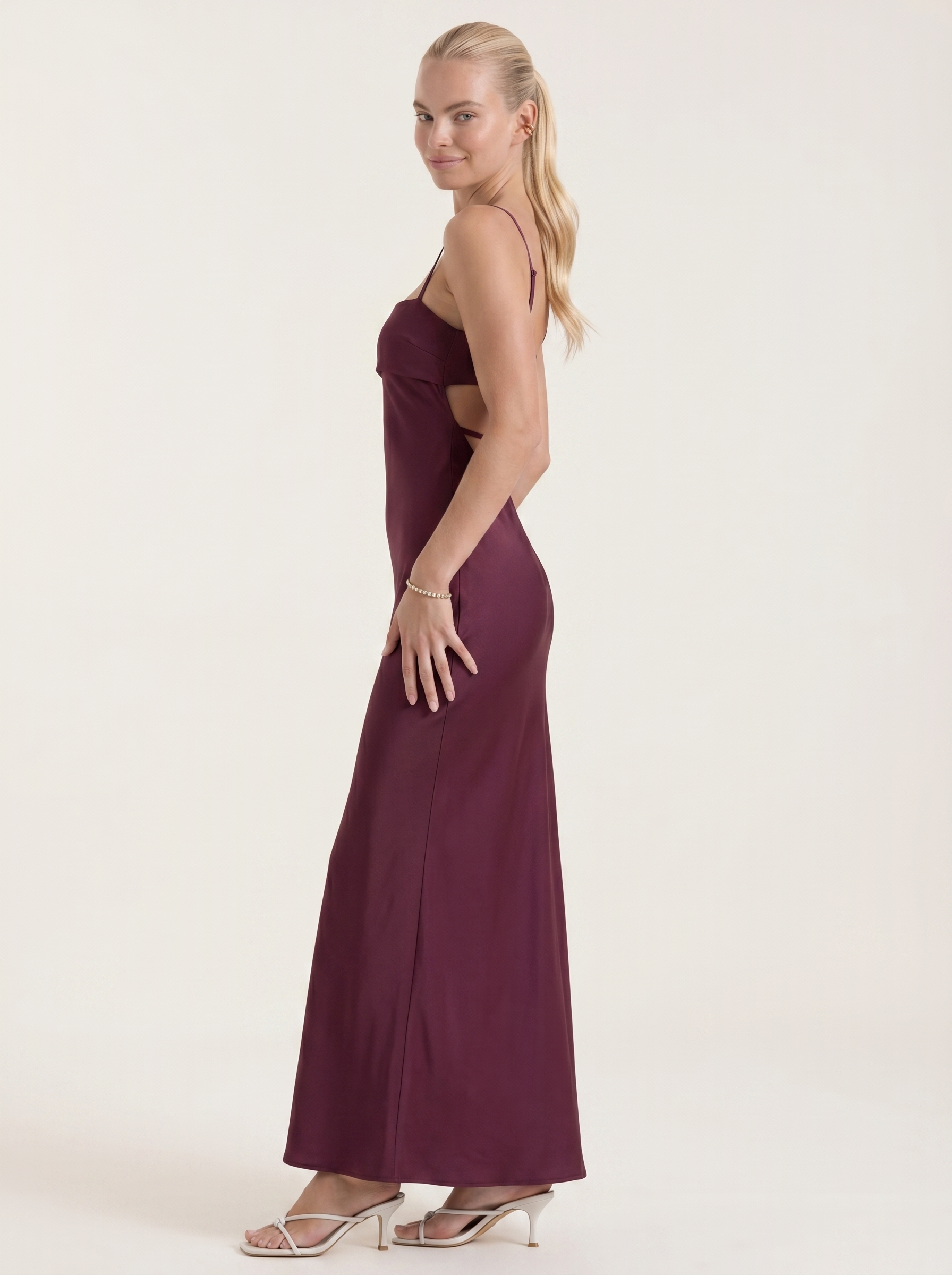 Dale Maxikleid mit Spaghettiträgern und schmaler Linie