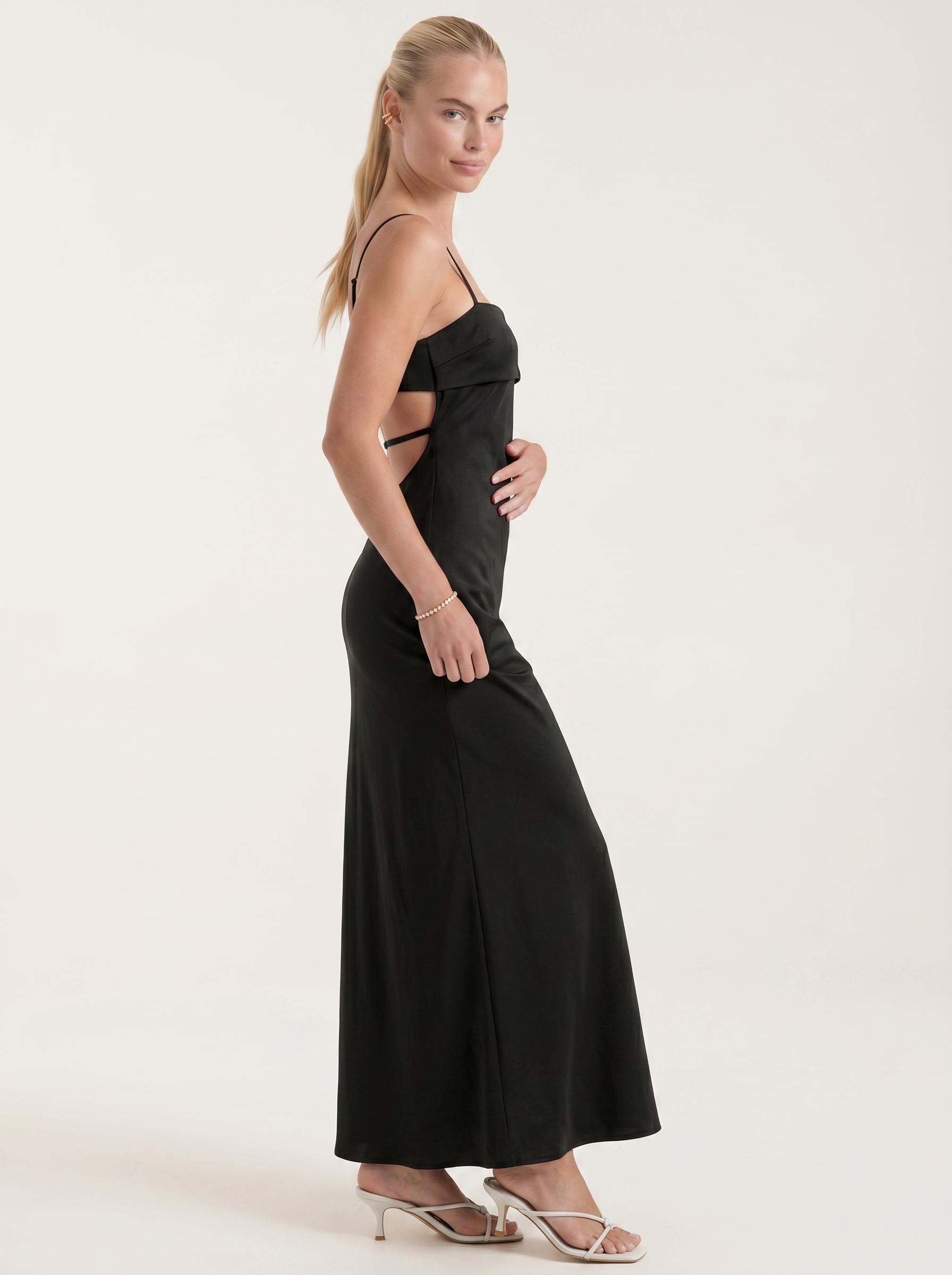 Dale Maxikleid mit Spaghettiträgern und schmaler Linie