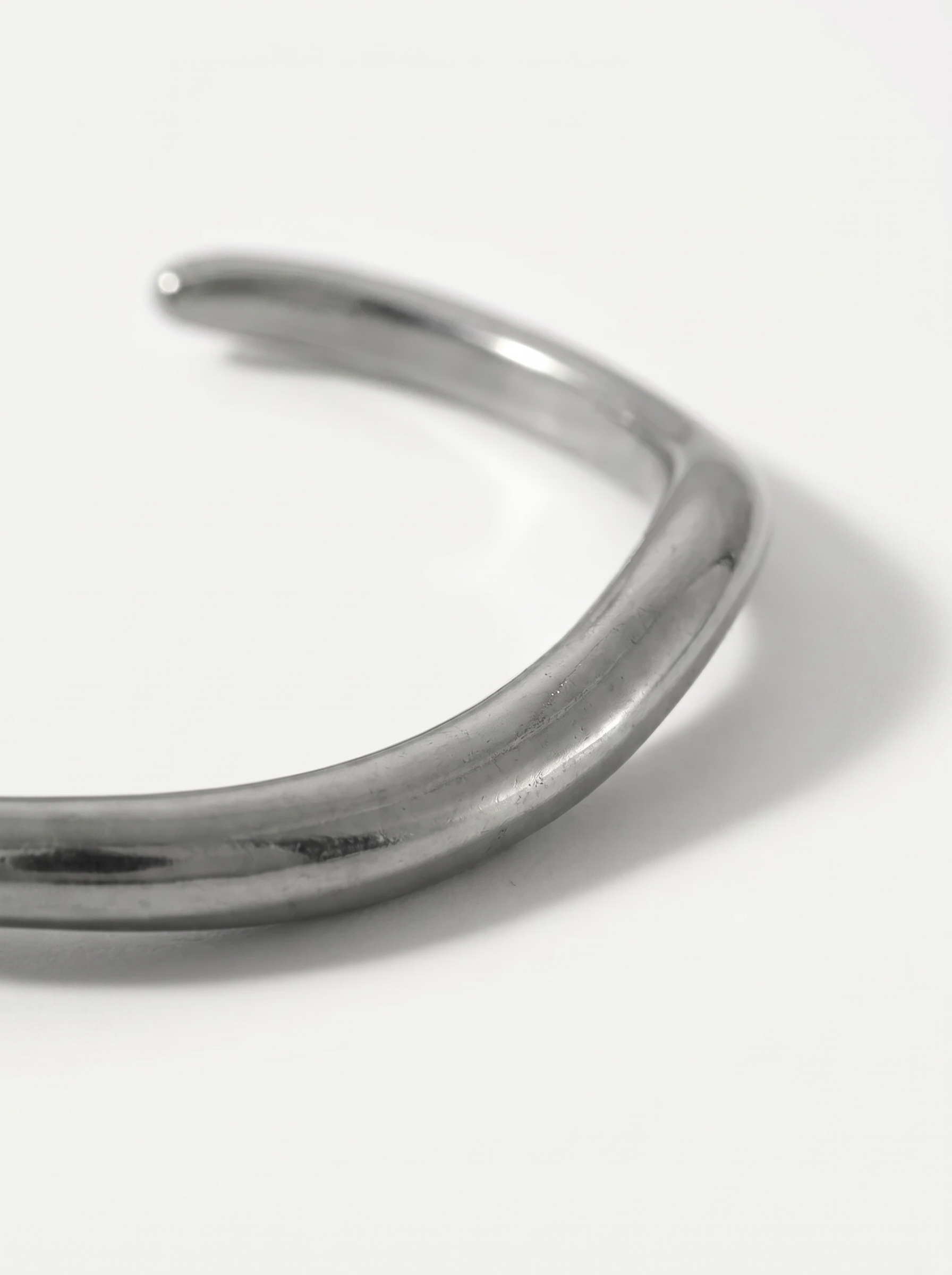 Lieselotte Offener Armreif mit organischer Form