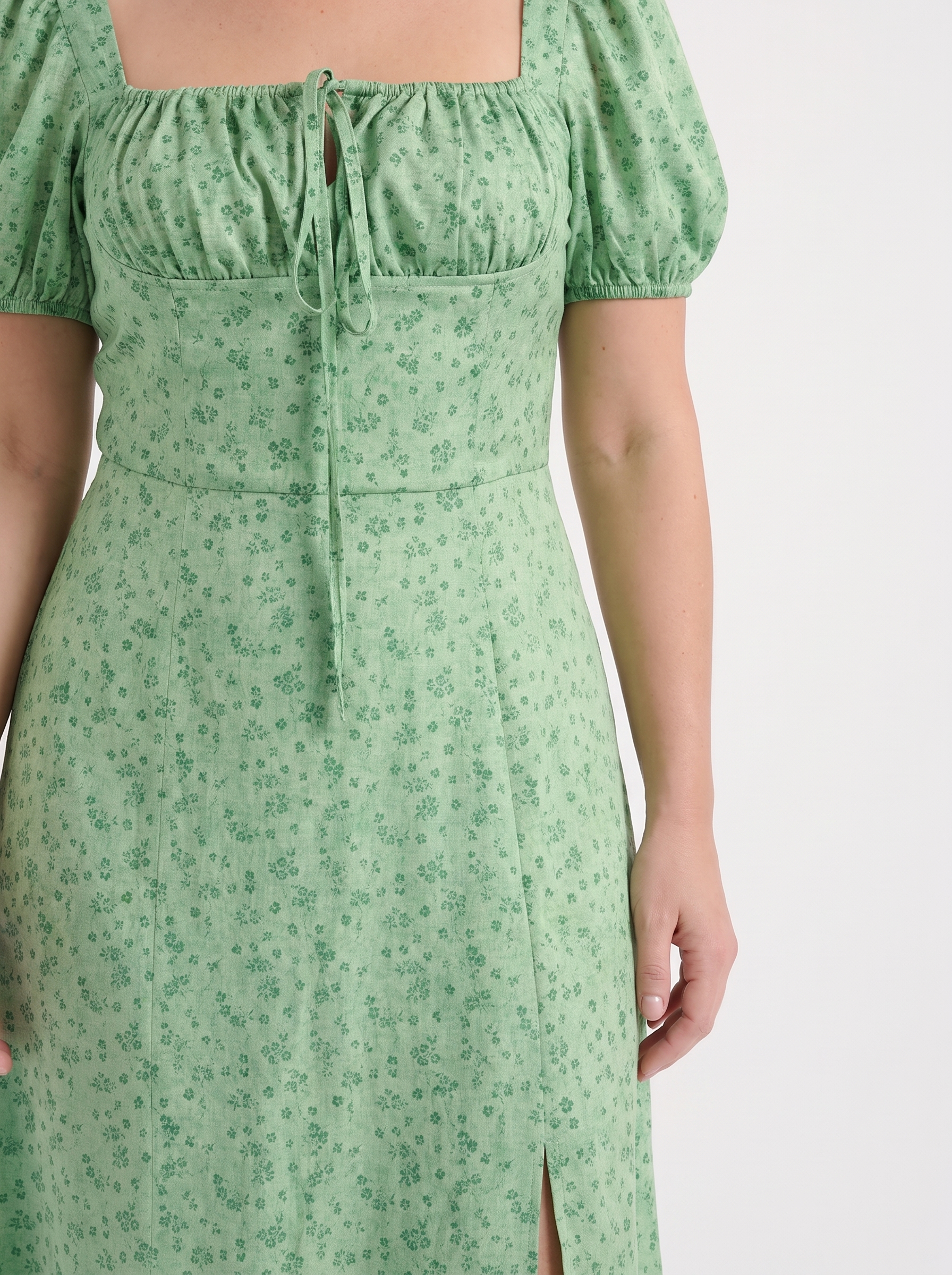 Ivy Midikleid mit Blumenprint und Puffärmeln