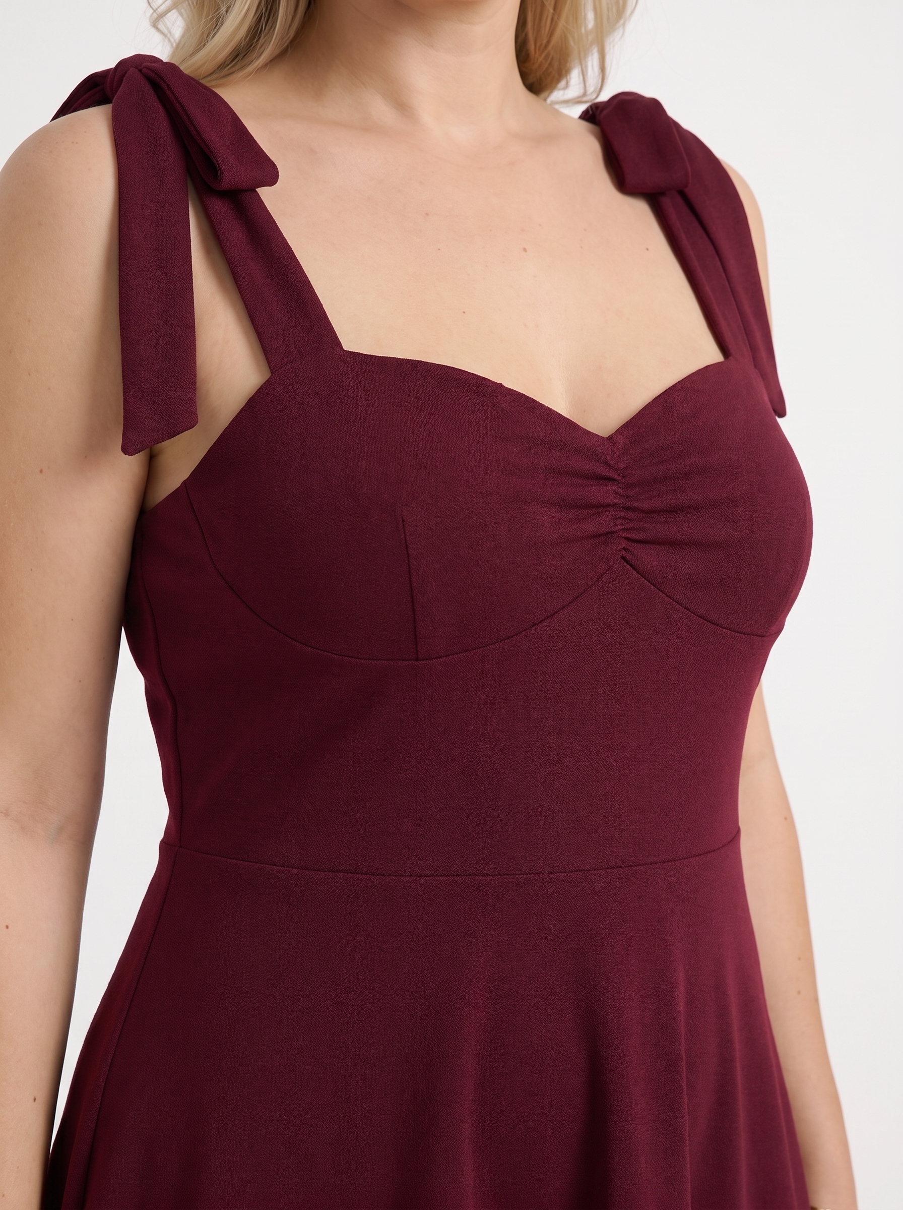 Lanie Midikleid mit Herzausschnitt und Bindeträgern
