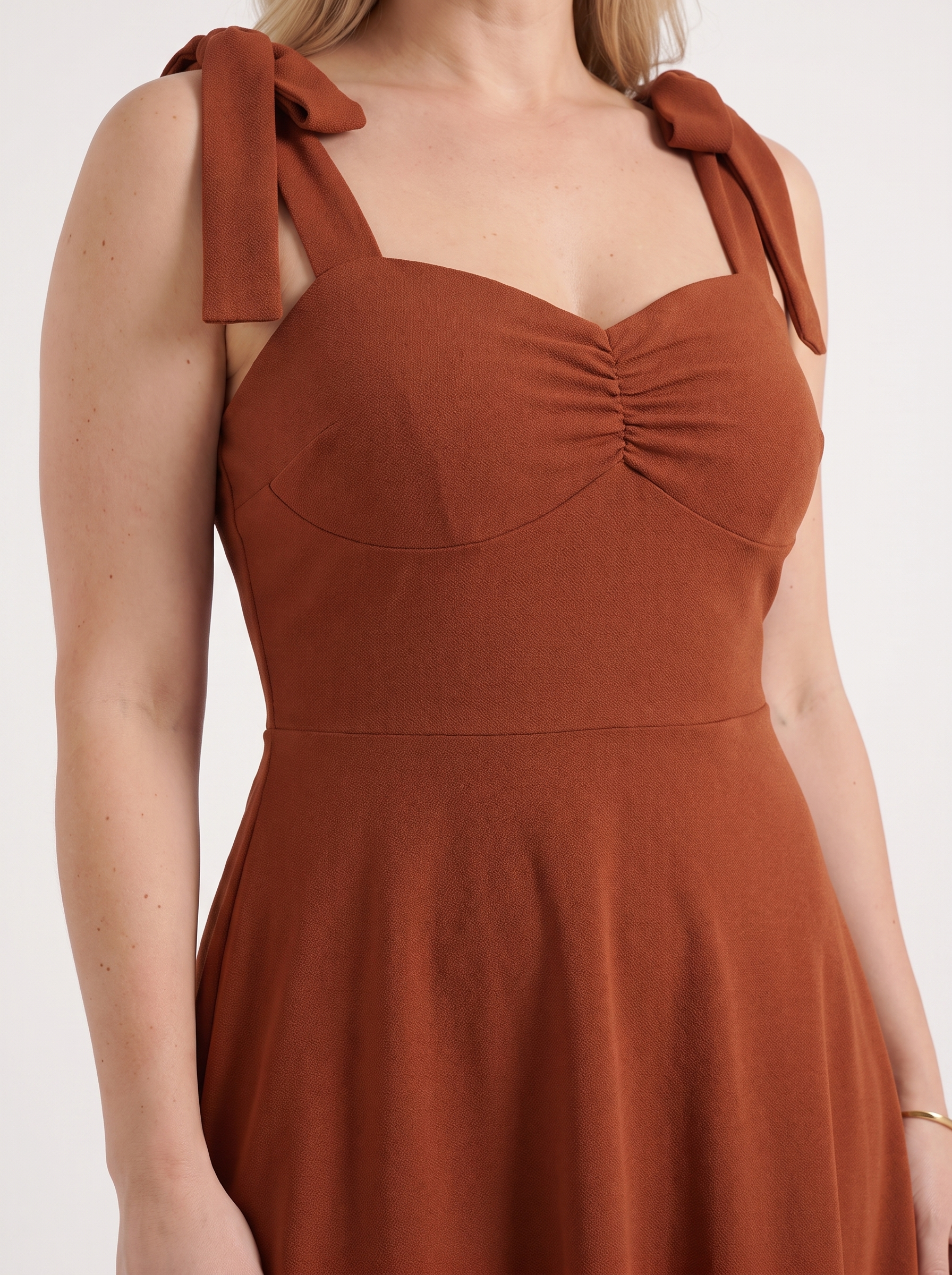 Lanie Midikleid mit Herzausschnitt und Bindeträgern