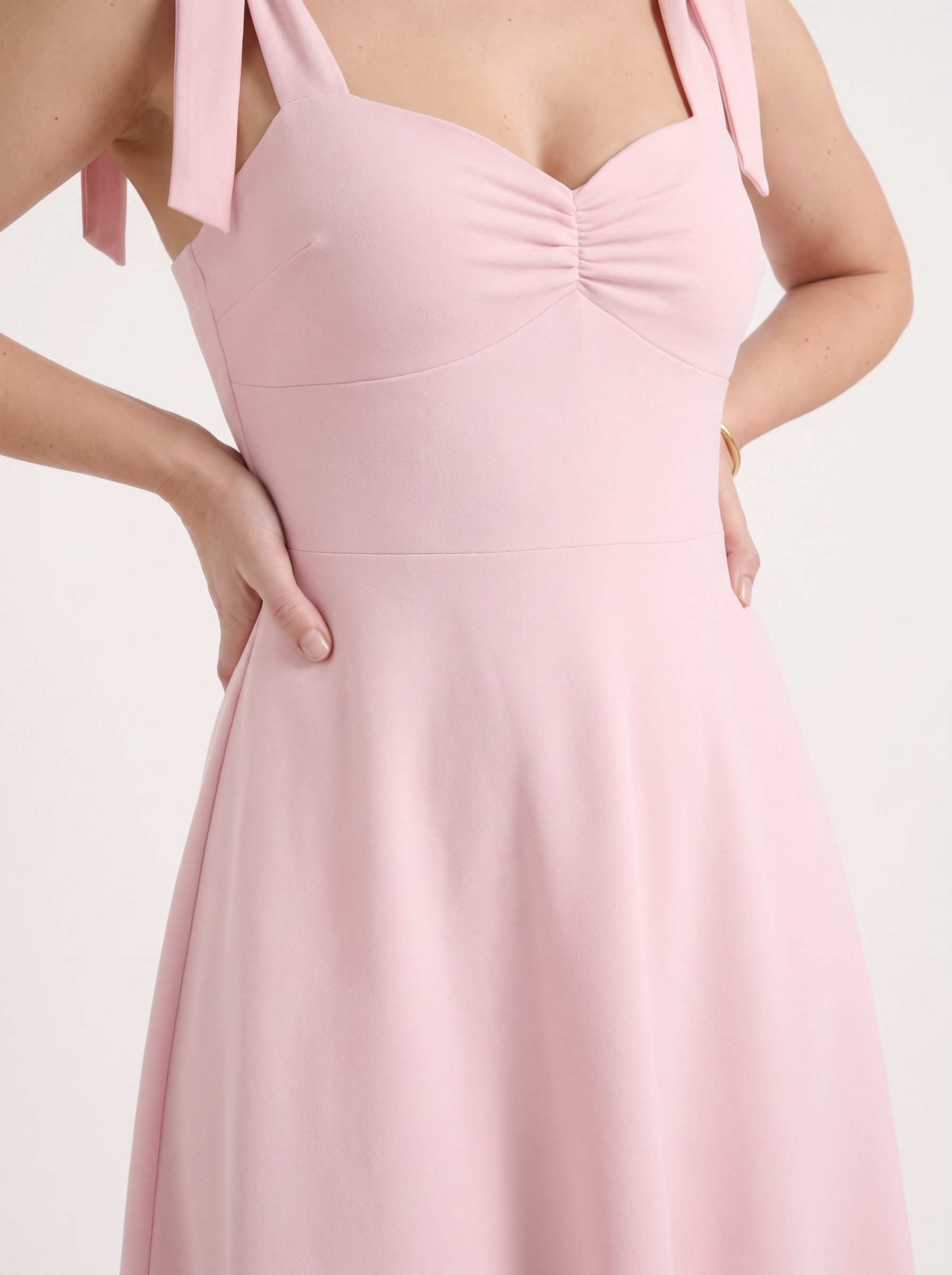 Lanie Midikleid mit Herzausschnitt und Bindeträgern