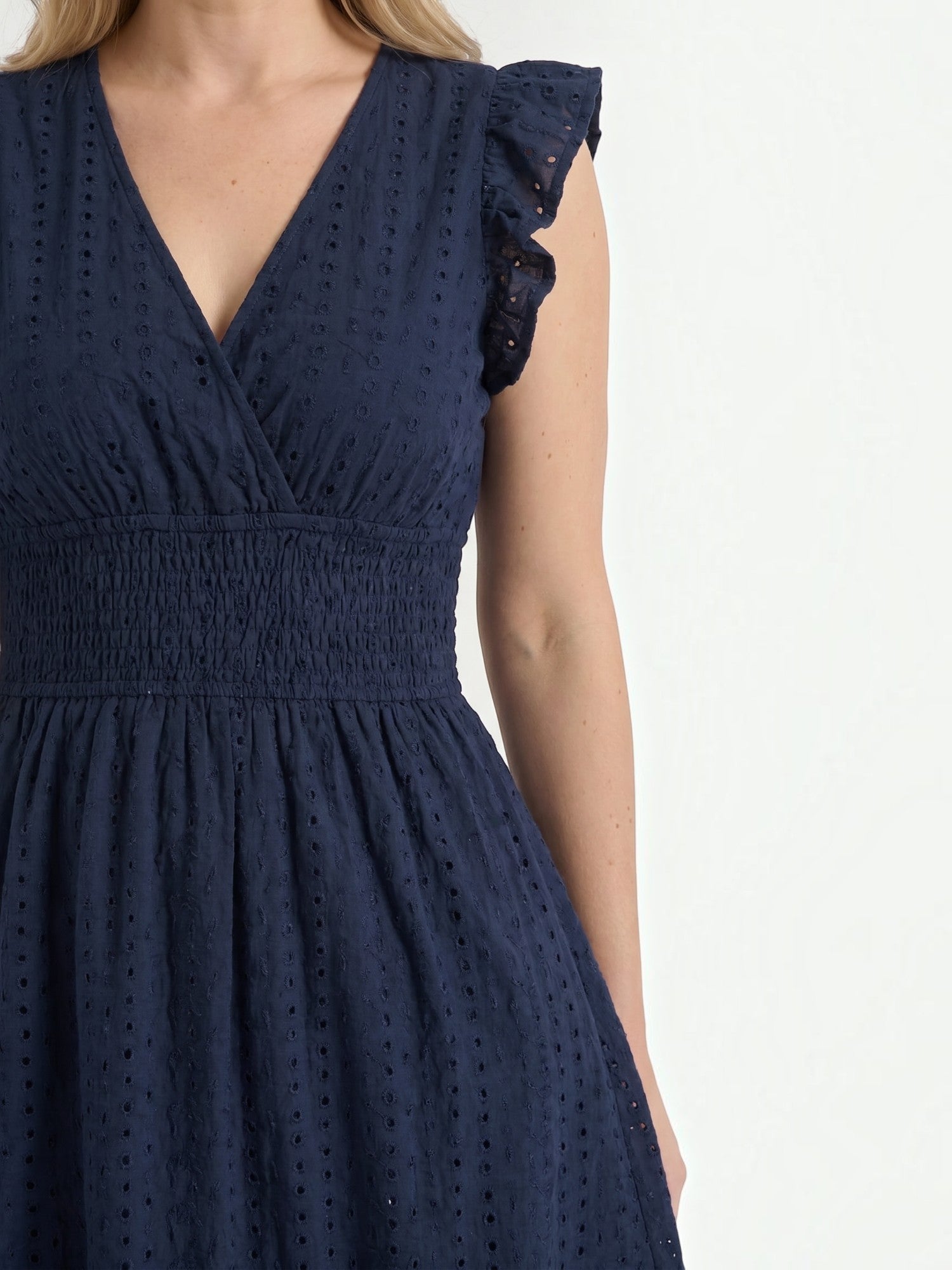 Florence Midikleid mit Lochstickerei und Rüschenträgern