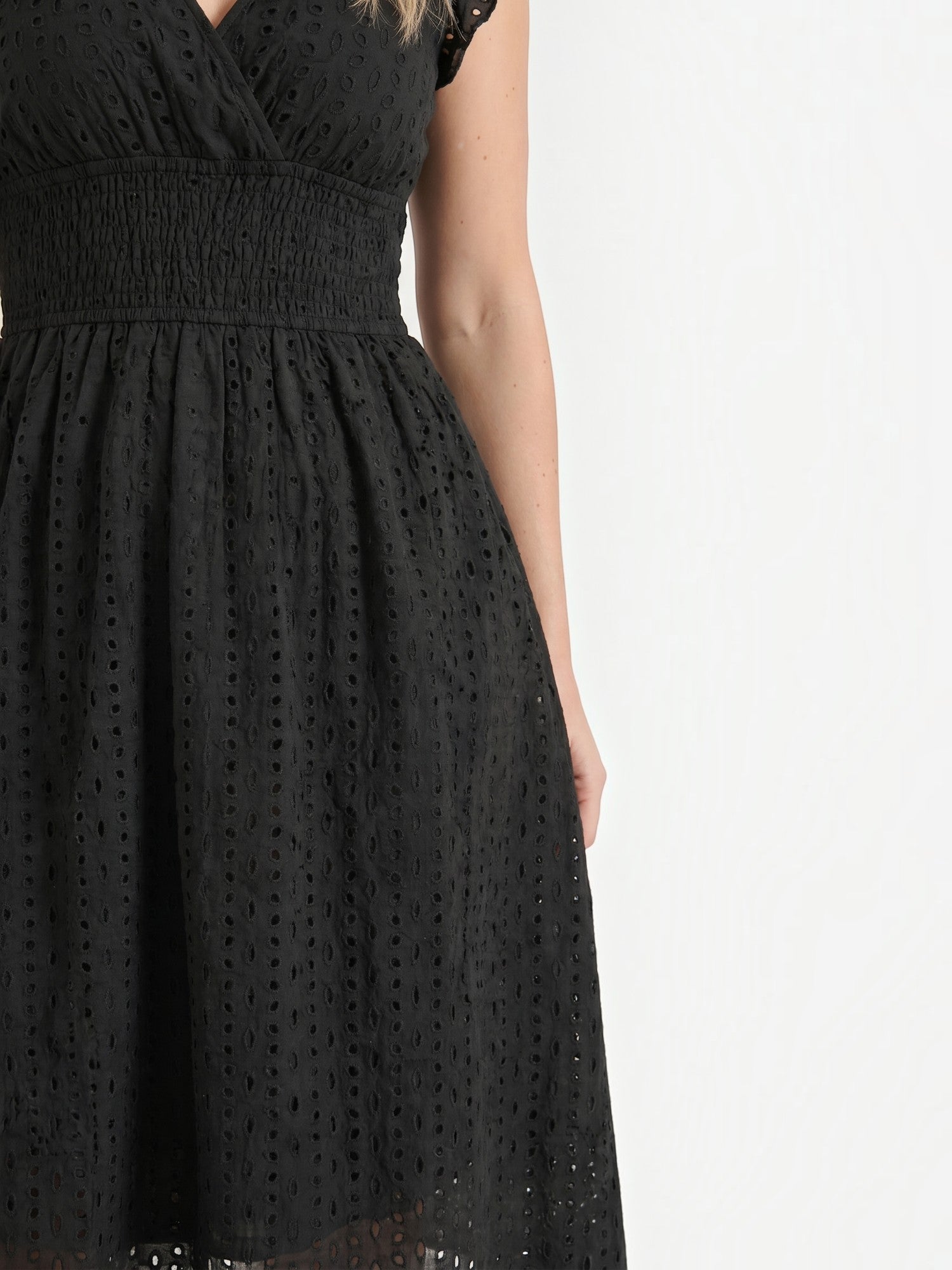 Florence Midikleid mit Lochstickerei und Rüschenträgern