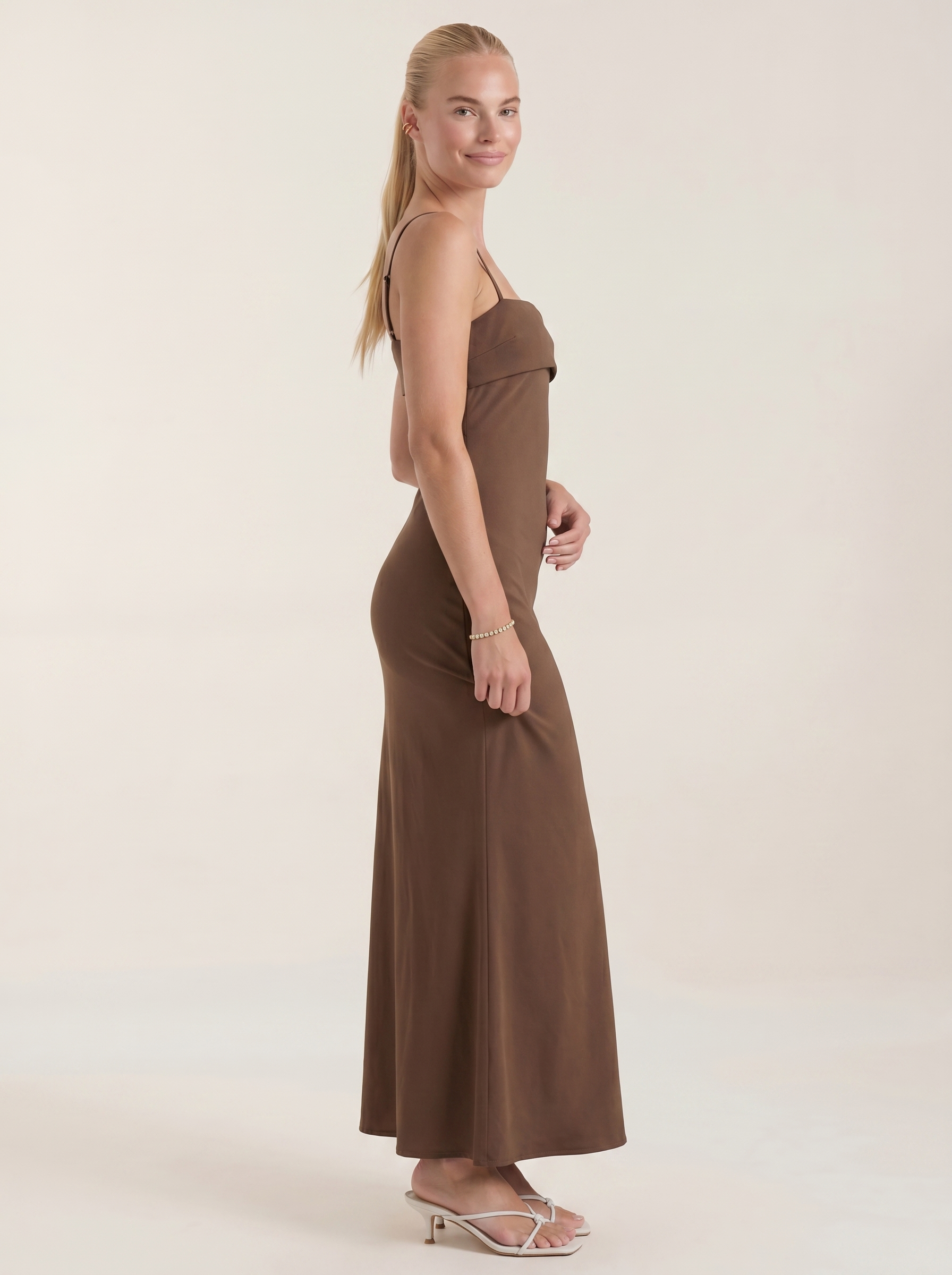 Dale Maxikleid mit Spaghettiträgern und schmaler Linie