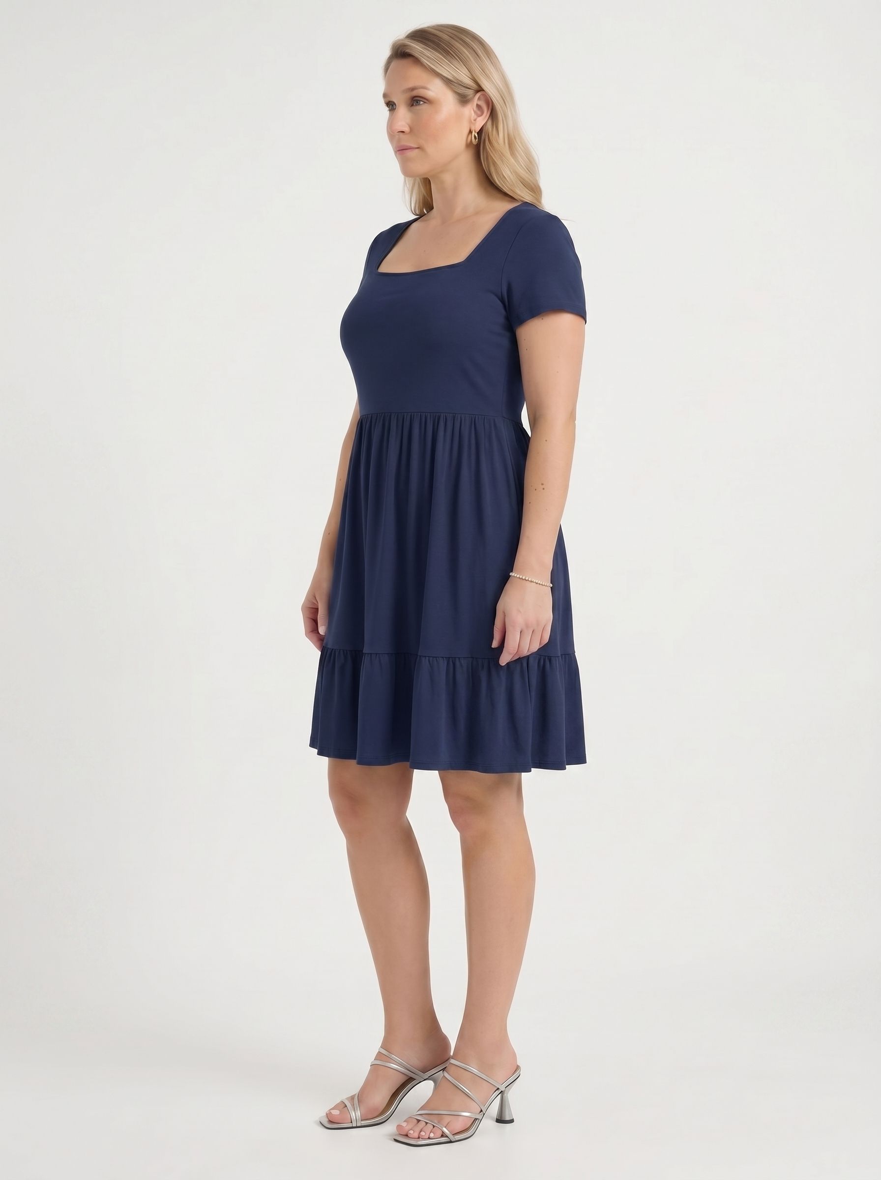 Wanda Minikleid mit Karree-Ausschnitt und Stufenrock