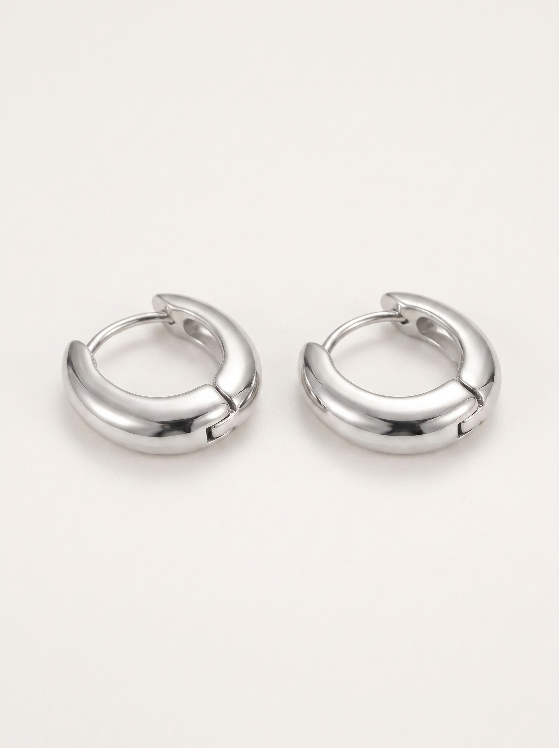 Ginevra Huggie-Creolen mit runder Form