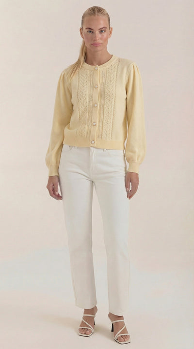 Lila Strickcardigan mit Perlenknöpfen